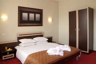 Отель Park Hotel Arbanassi Арбанаси Улучшенный двухместный номер с 2 отдельными кроватями (2 взрослых и 2 детей)-2